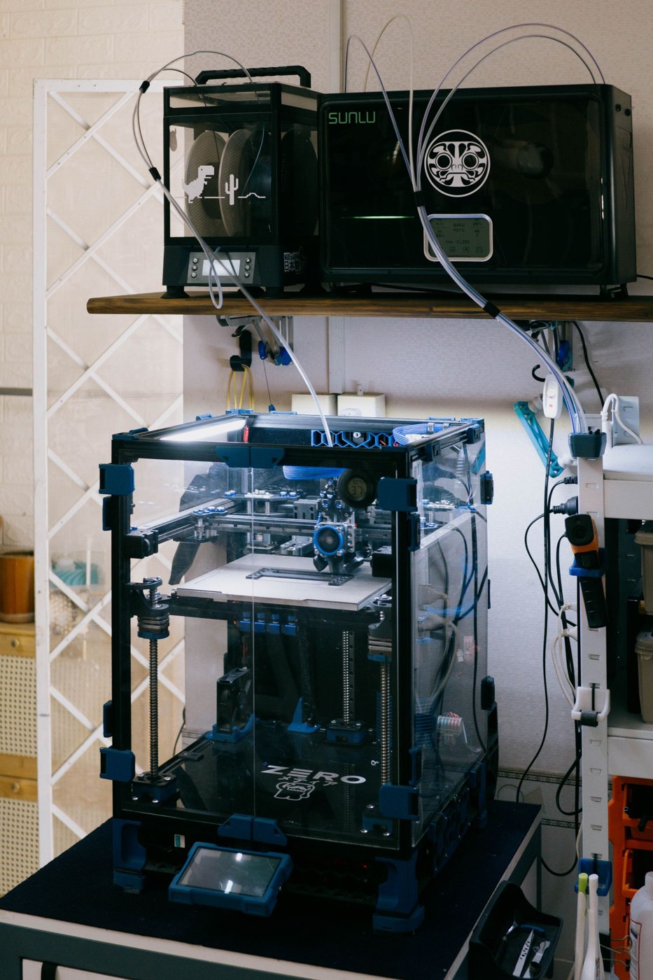 Desktop 3D printer with an enclosed material unit